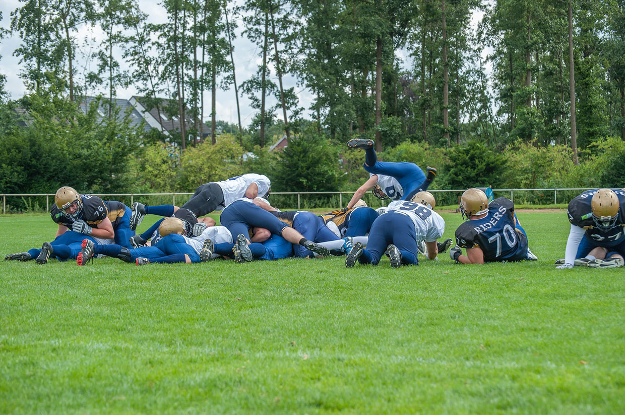 Vivamus varius ornare dui sed dignissim. Vestibulum lobortis 1 Men playing footbal